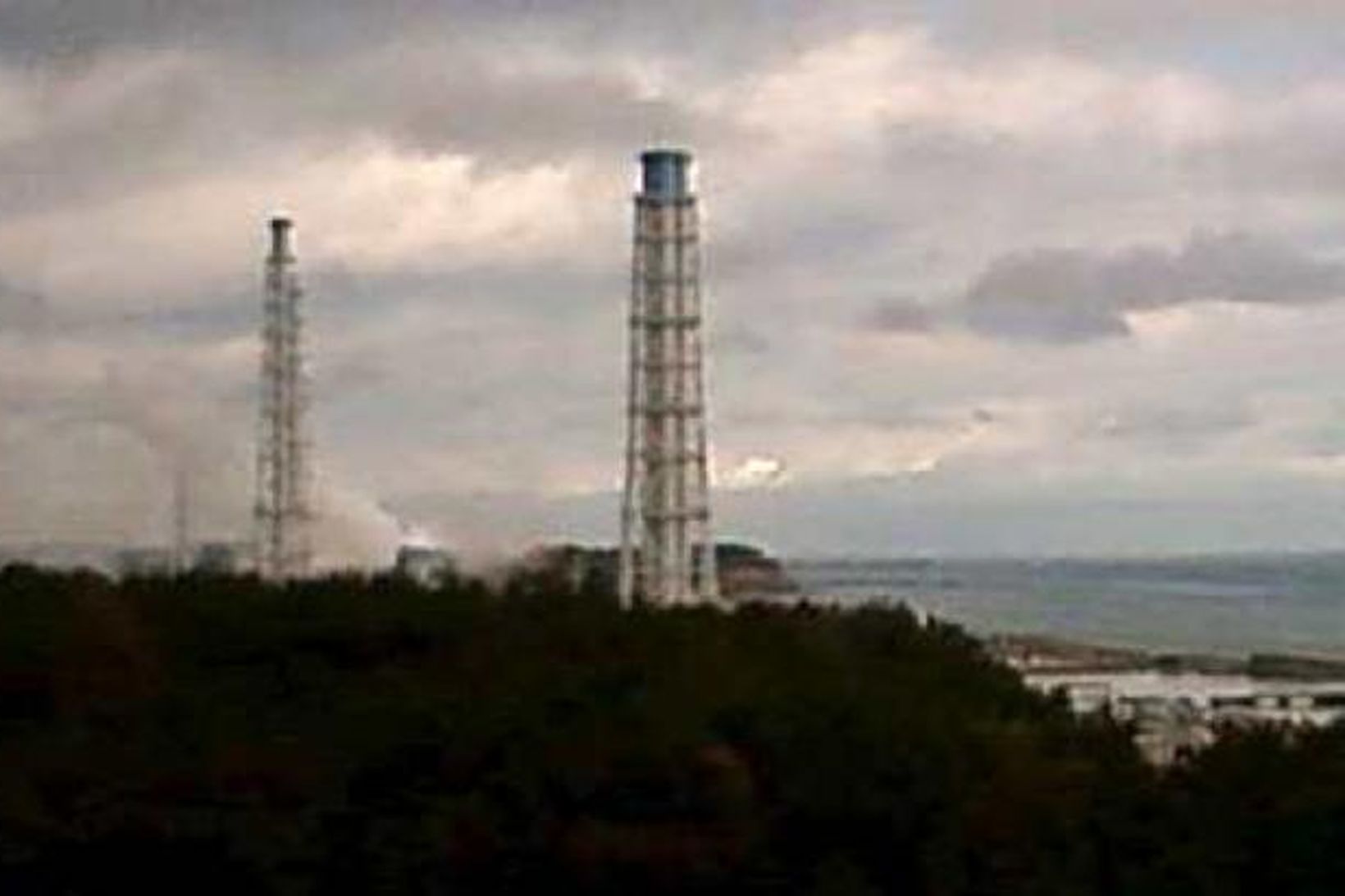 Reykur stígur upp af kjarnorkuverinu í Fukushima.