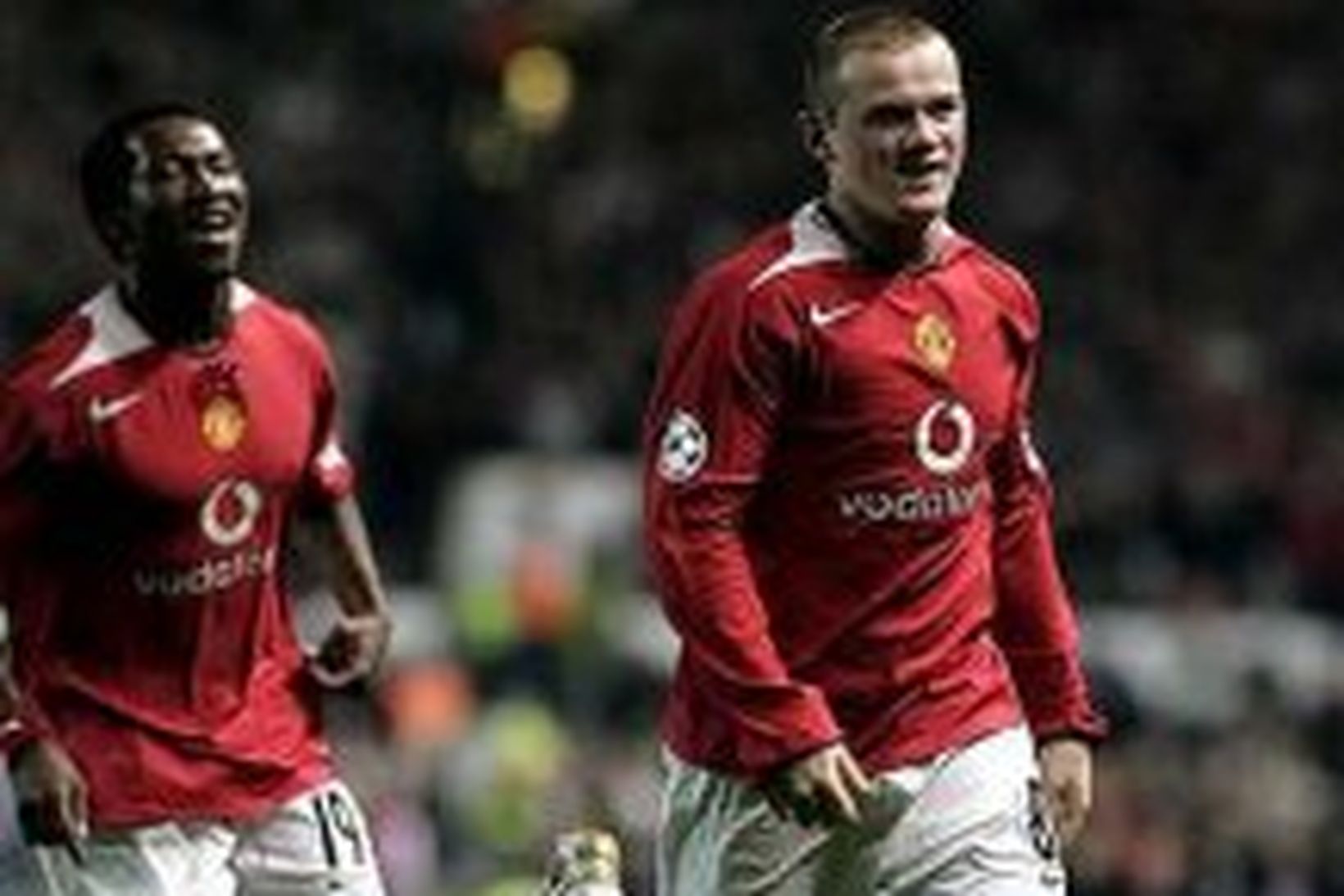 Eric Djemba-Djemba fagnar marki með Wayne Rooney þegar þeir voru …