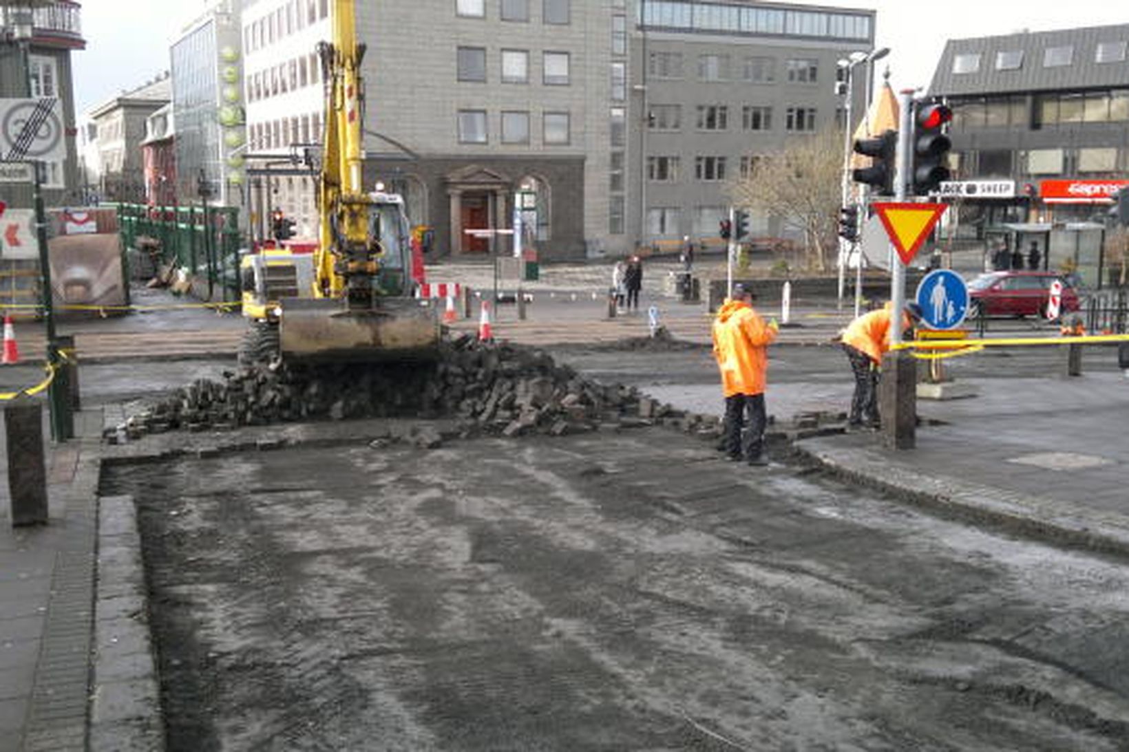 Búið er að loka Bankastrætinu vegna framkvæmda við gatnamót Austurstrætis …