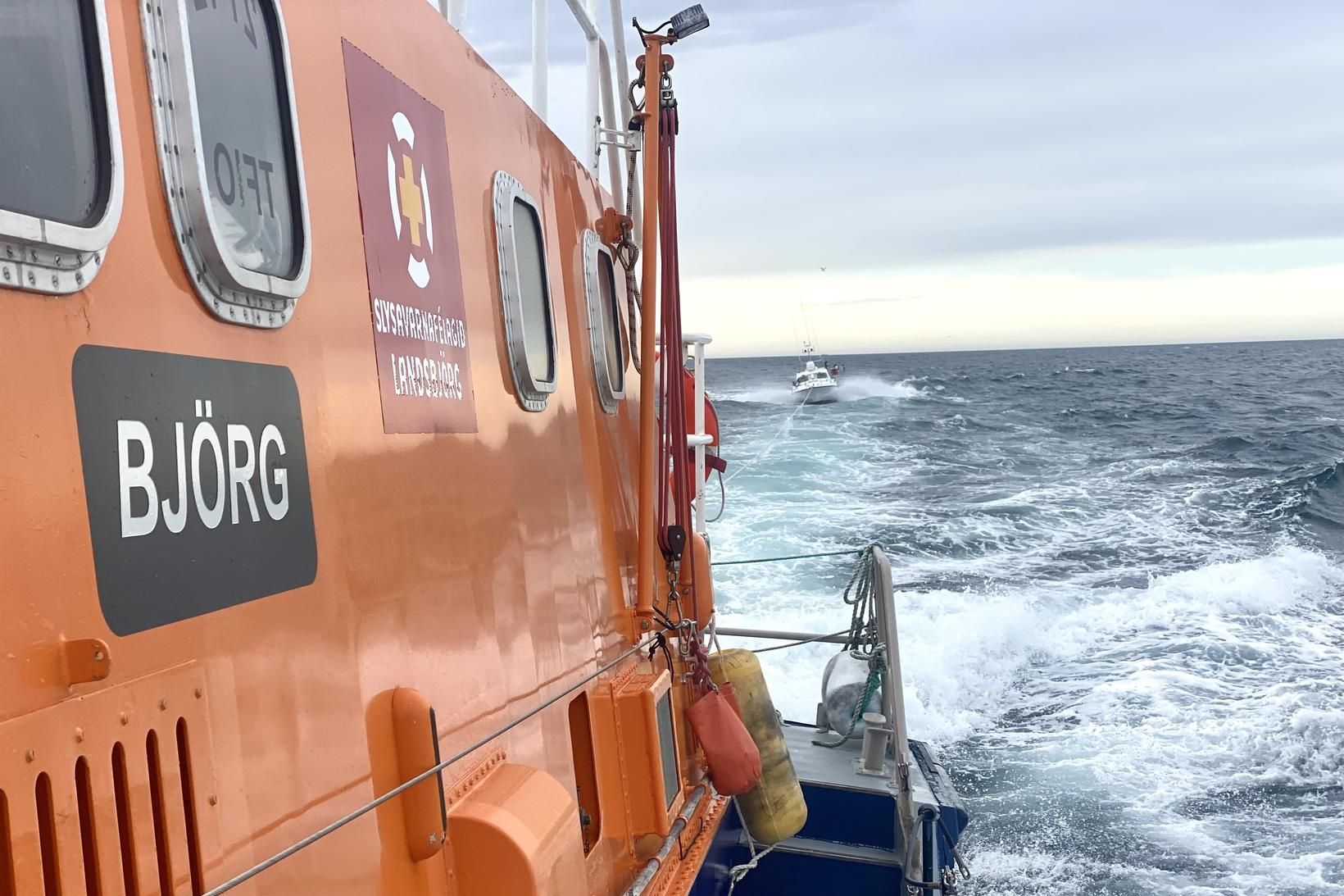 Strandveiðirbáturinn í togi á eftir Björgu.