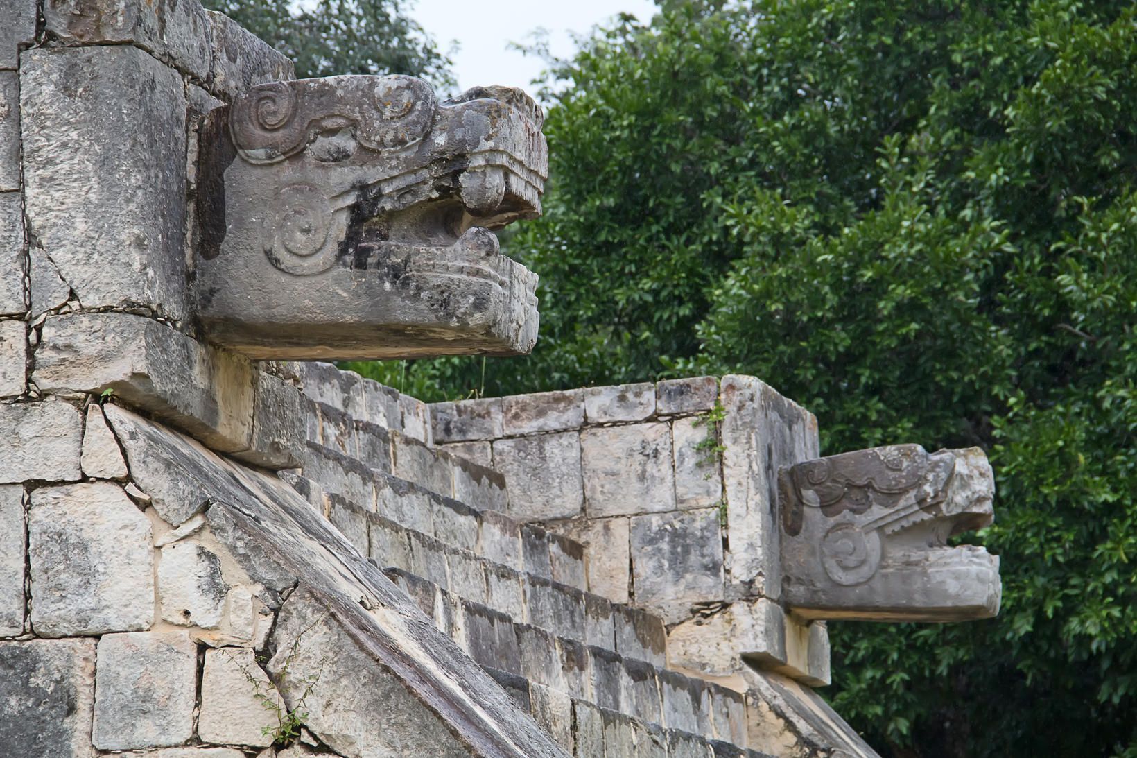 Myndin sýnir hinar frægu Chichen-Itza rústir Maya í Mexíkó sem …