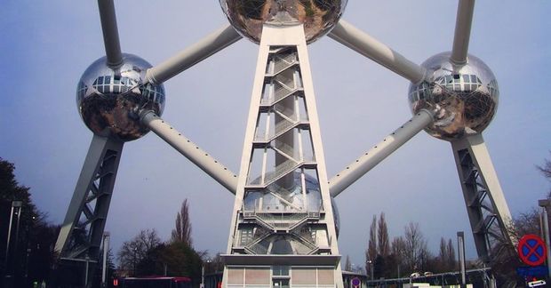 Atomium var byggt fyrir heismssýninguna 1958 og lítur út eins og frumeind járns.