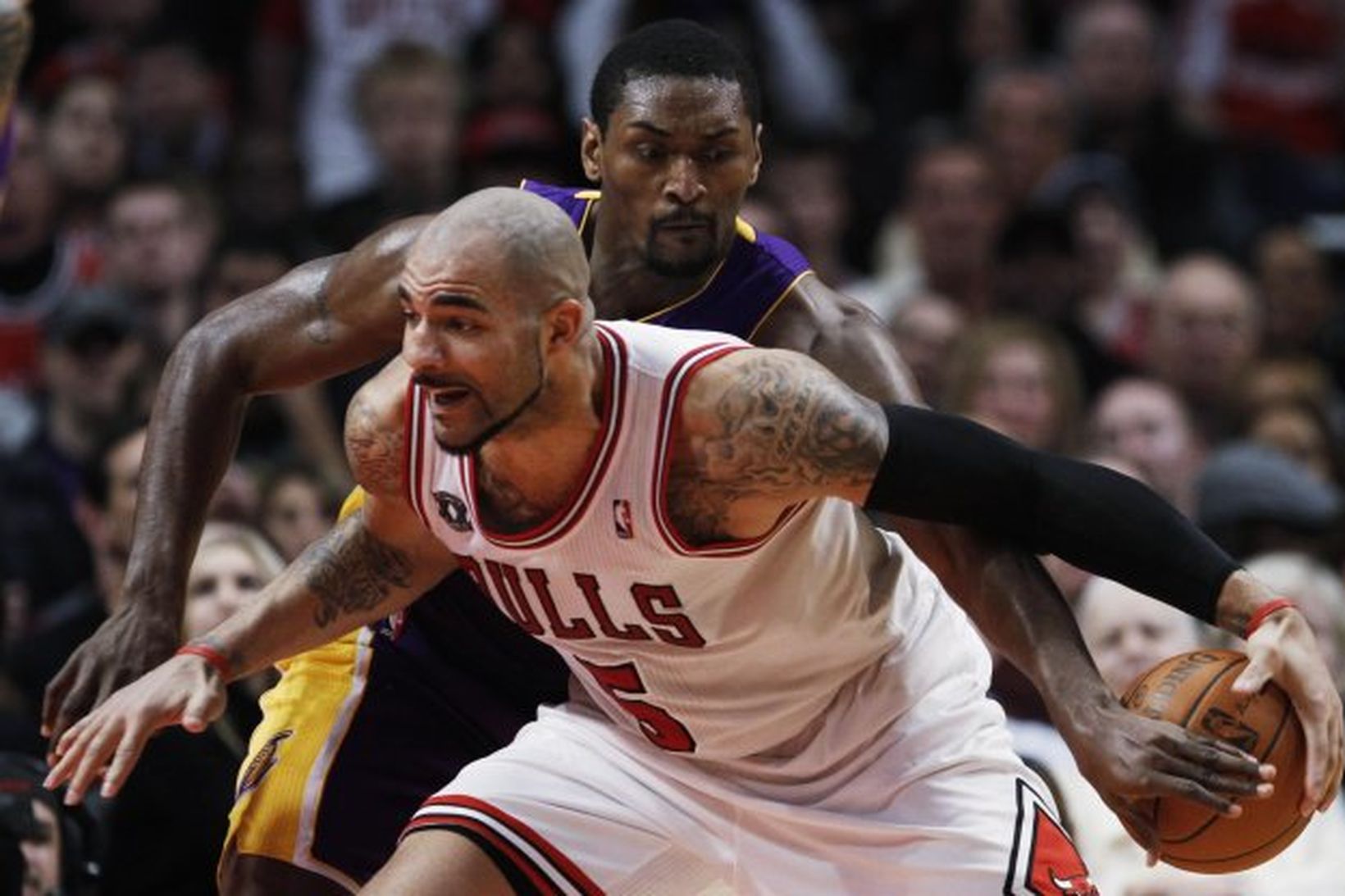 Carlos Boozer hjá Chicago með boltann en Ron Artest hjá …