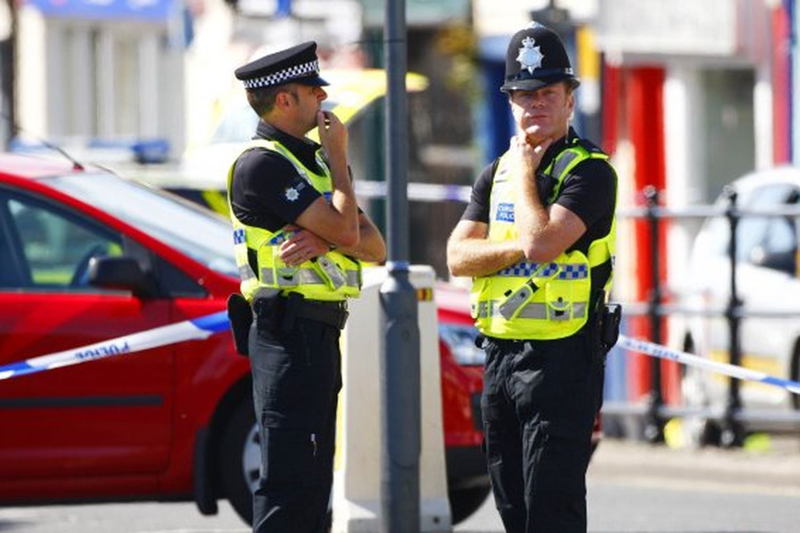 Lögregluþjónar á vettvangi við Duke Street í Whitehaven í Cumbria …