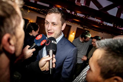 Jens-Frederik Nielsen, leiðtogi Demokraatit, ræðir við fjölmiðla eftir kosningasigurinn í nótt.