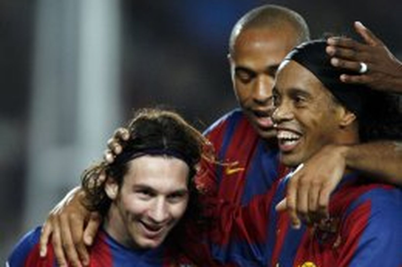 Ronaldinho og Thierry Henry fagna marki Lionel Messi.
