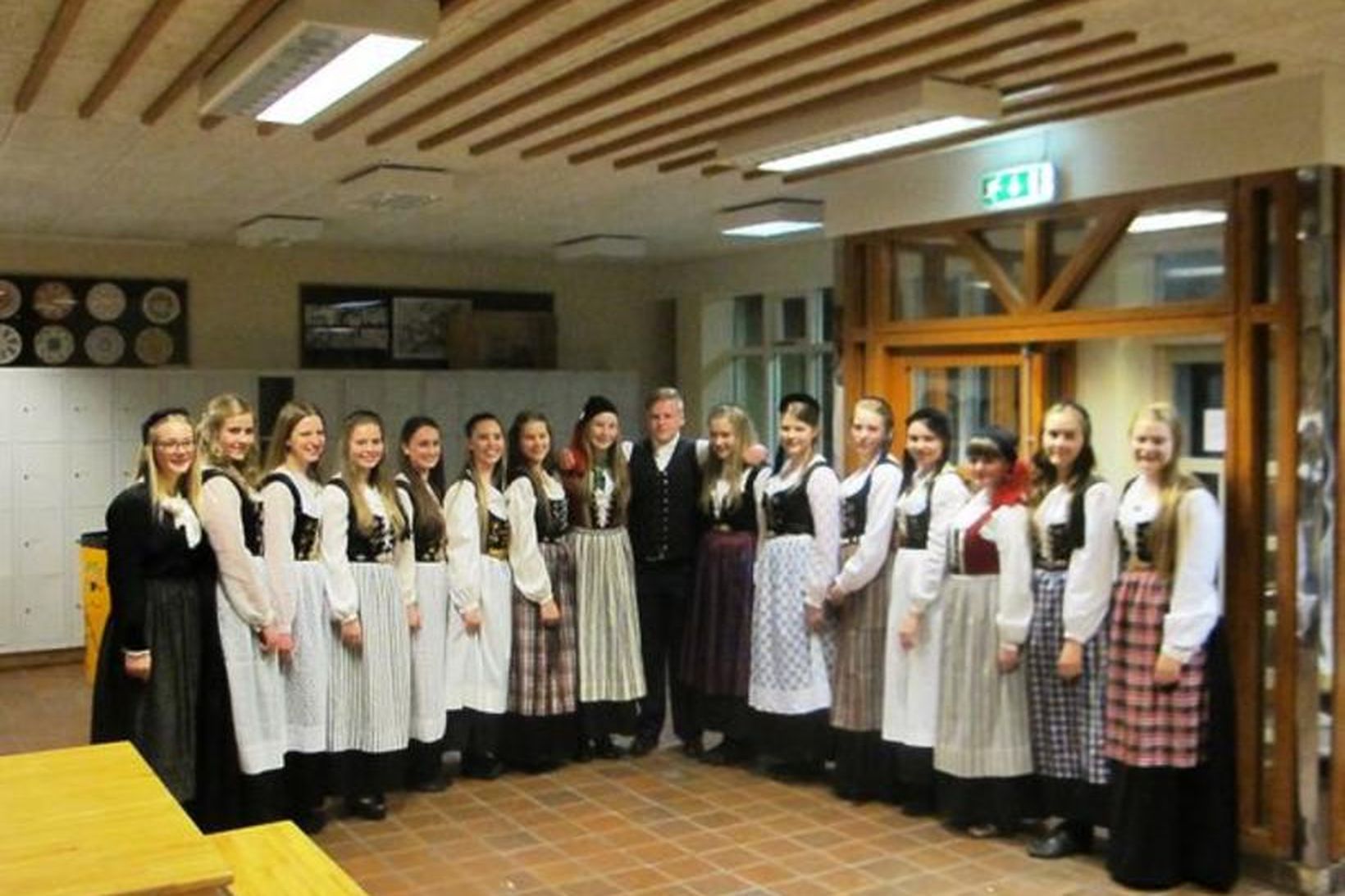 Stúlkurnar í 10. bekk mættu allar í þjóðbúningum á þorrablótið.
