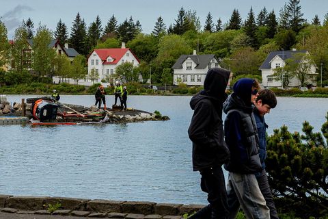 It didn't get any better than when the contractor company Sólgarður's mini excavator fell to the side while working on the islet in Tjörnin lake today, but everything went well, says Sölvi Steinar Jónsson, who is responsible for refreshing the islet.