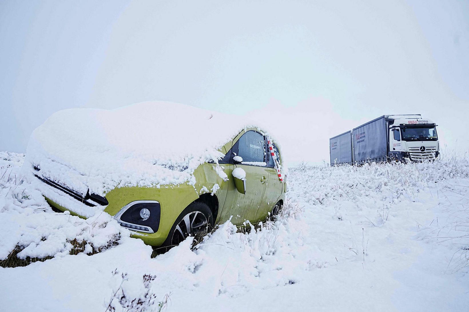 Þeir voru nokkrir bílarnir sem ljósmyndari AFP fann utan vegar …