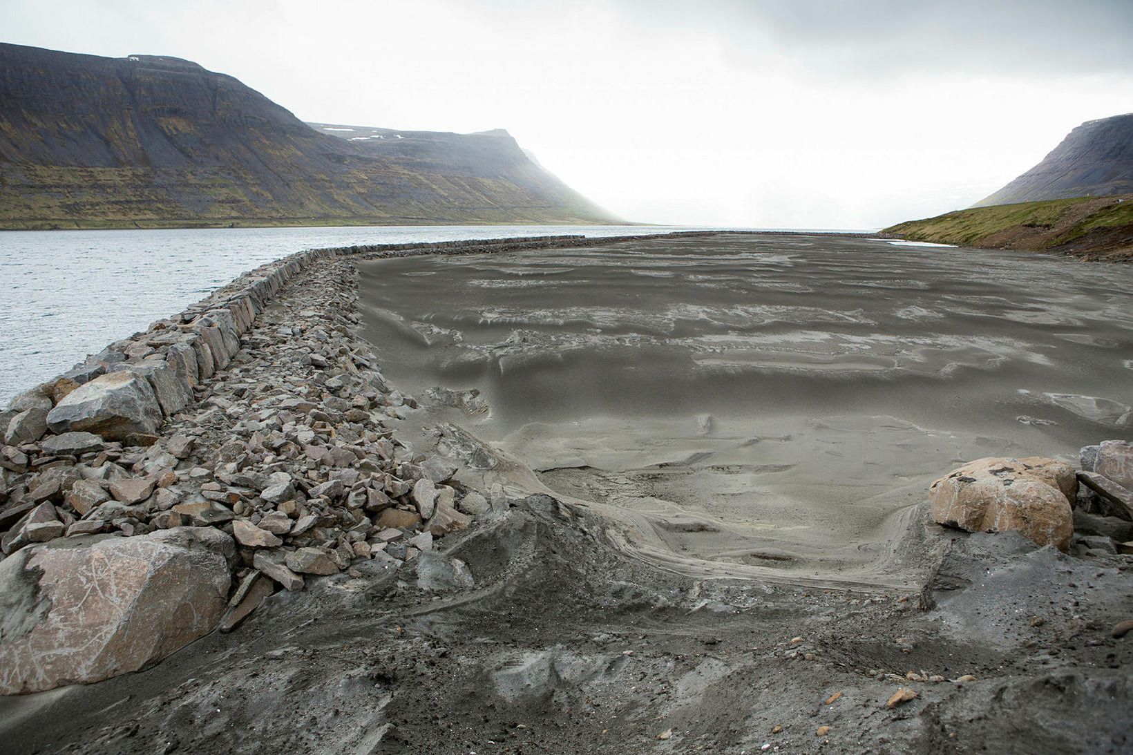 Landfyllingin er við Langeyri í Súðavík og gengur vinnan vel.