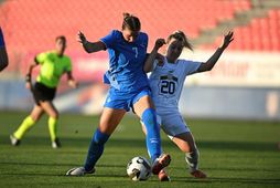 Karólína Lea Vilhjálmsdóttir í baráttu um boltann í leik Íslands gegn Serbíu á föstudag.