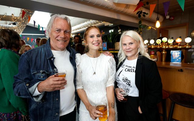 Feðginin Einar Kárason, Júlía Margrét Einarsdóttir og Kamilla Einarsdóttir. Dæturnar hafa fetað í fótspor föður …