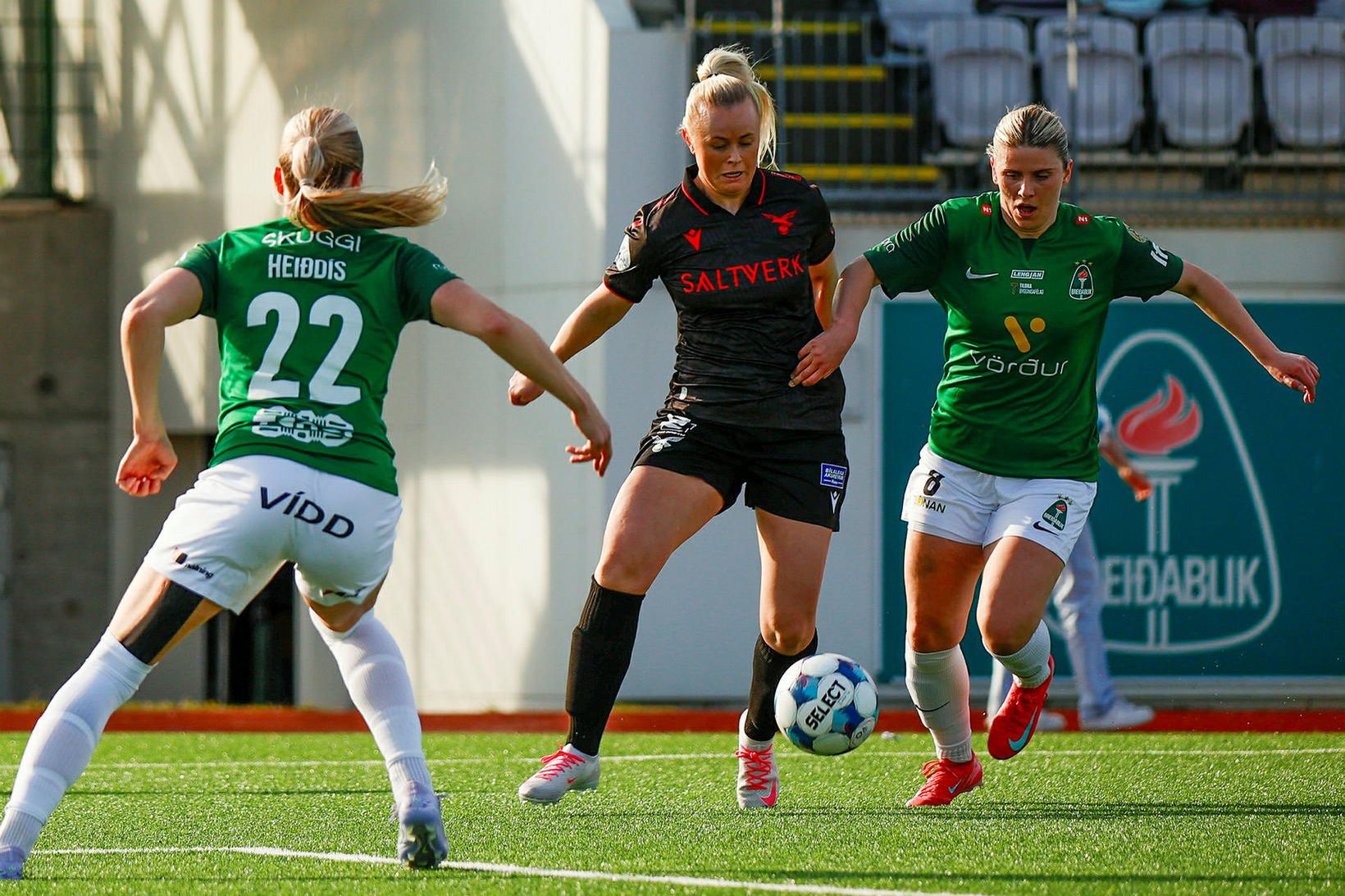 Heiða Ragney Viðarsdóttir í baráttunni í leik Breiðabliks og Vals …