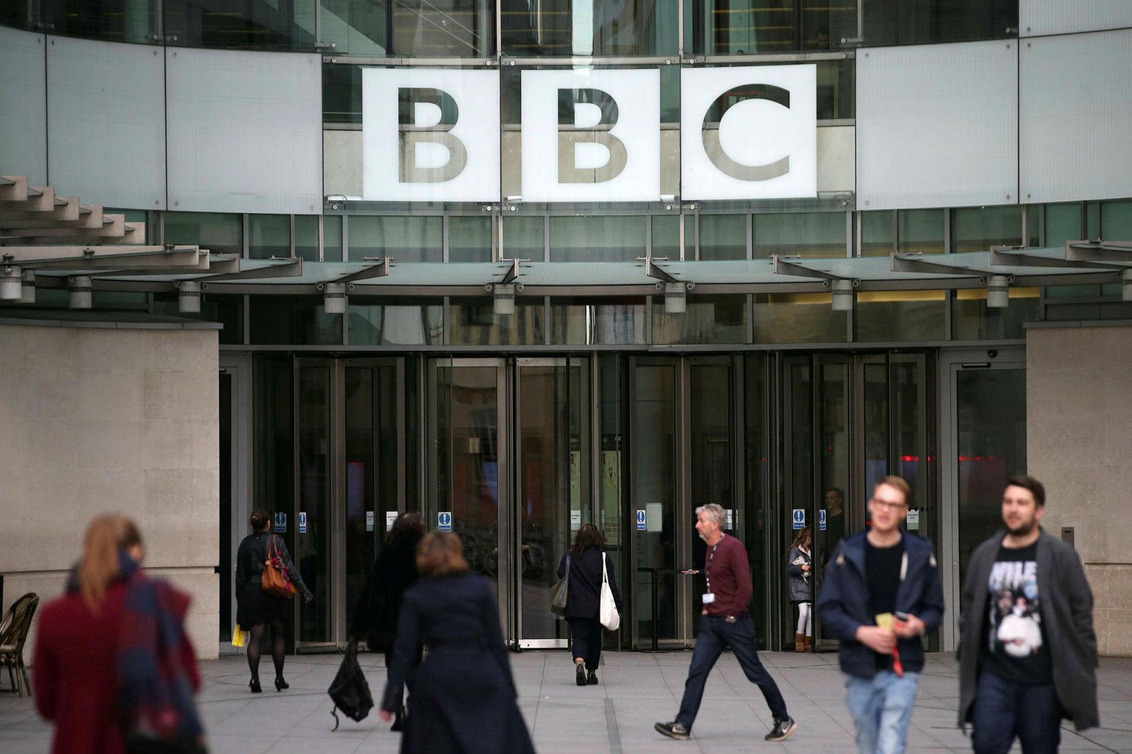 Unsworth segir að fréttadeildir BBC sinni um 100 mismunandi fréttum …