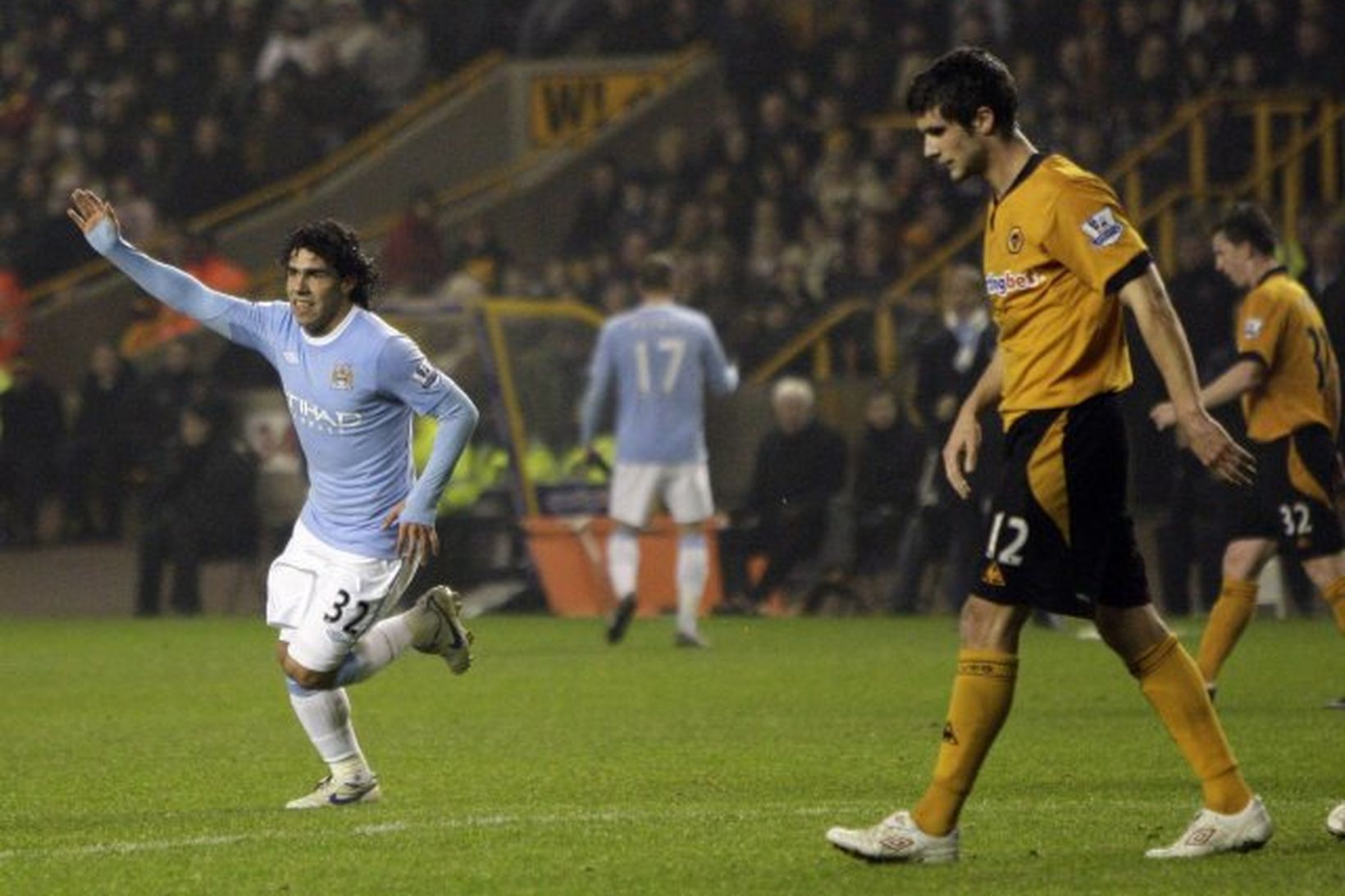 Carlos Tevez fagnar fyrra marki sínu á Molineux Stadium í …