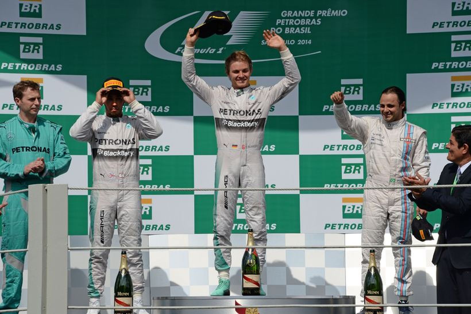 Nico Rosberg fagnar vel á verðlaunapalli meðan Lewis Hamilton hagræðir …