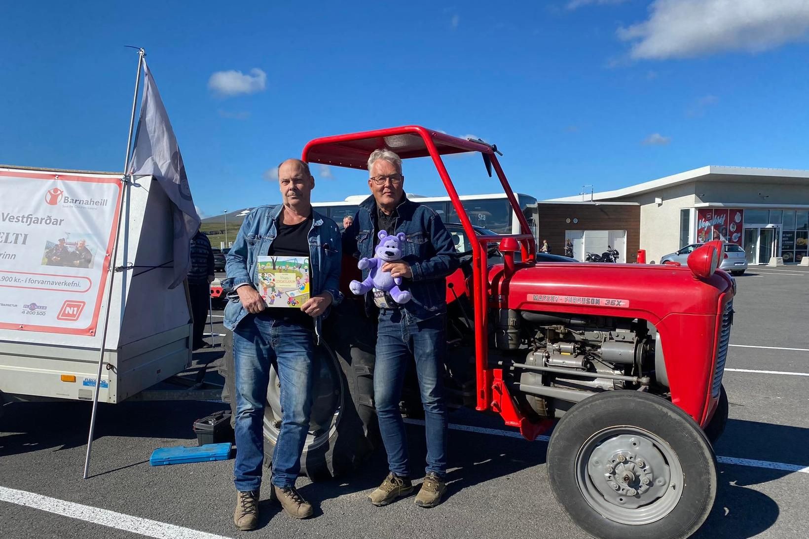 Grétar Gústavsson og Karl Friðriksson með Massey Ferguson 35X af …