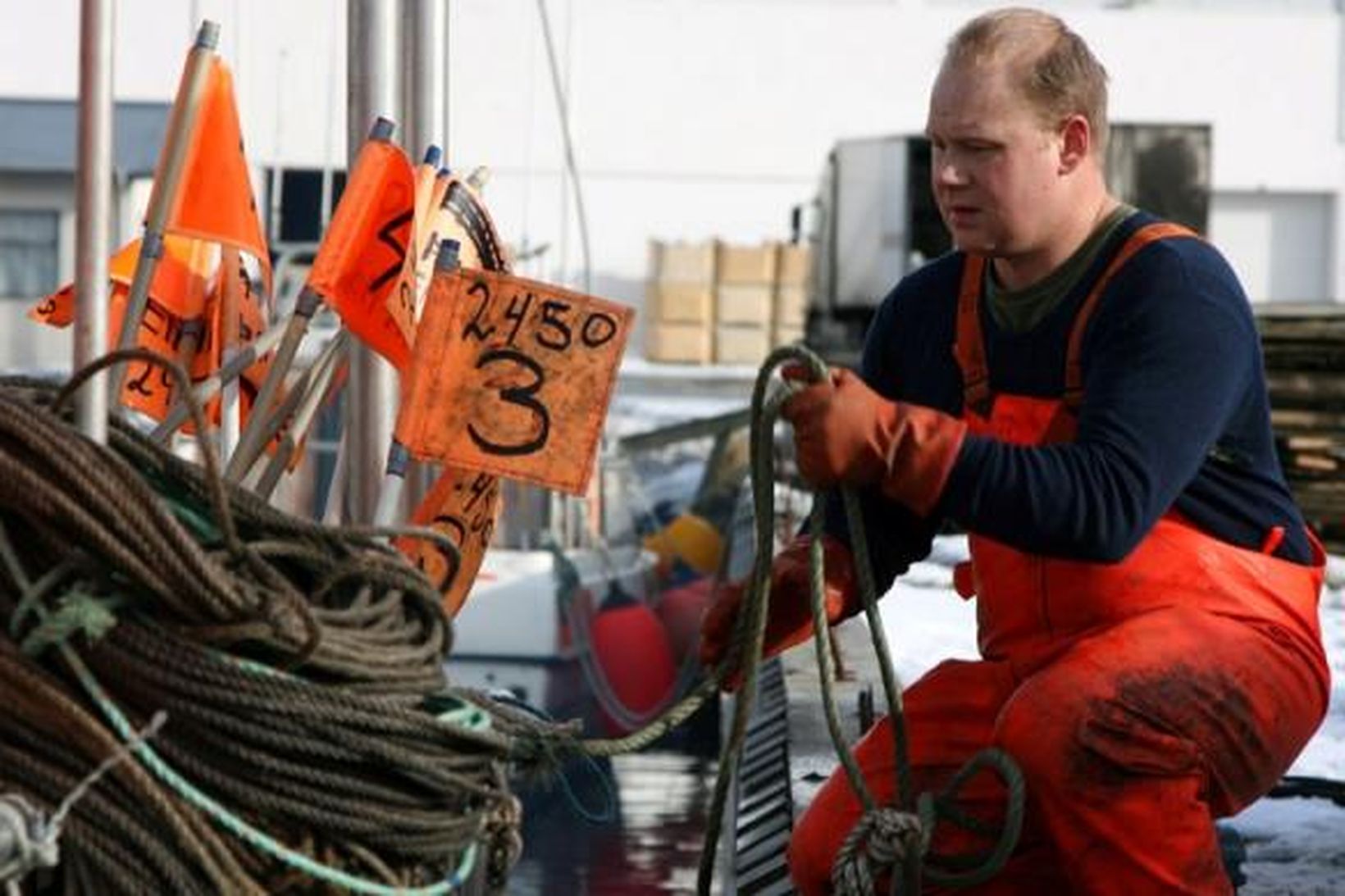 Hörður kemur veiðarfærunum um borð í Eika Matta.