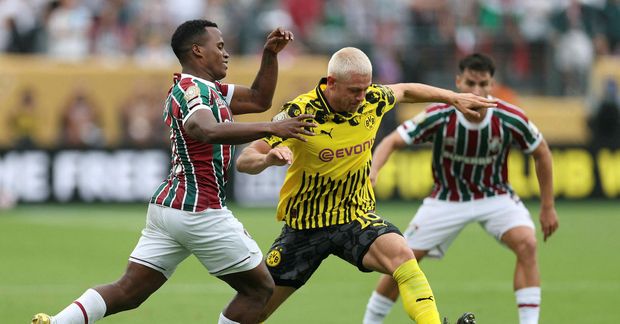 Norðmaðurinn Julian Ryerson í baráttunni við varnarmenn Fluminense.