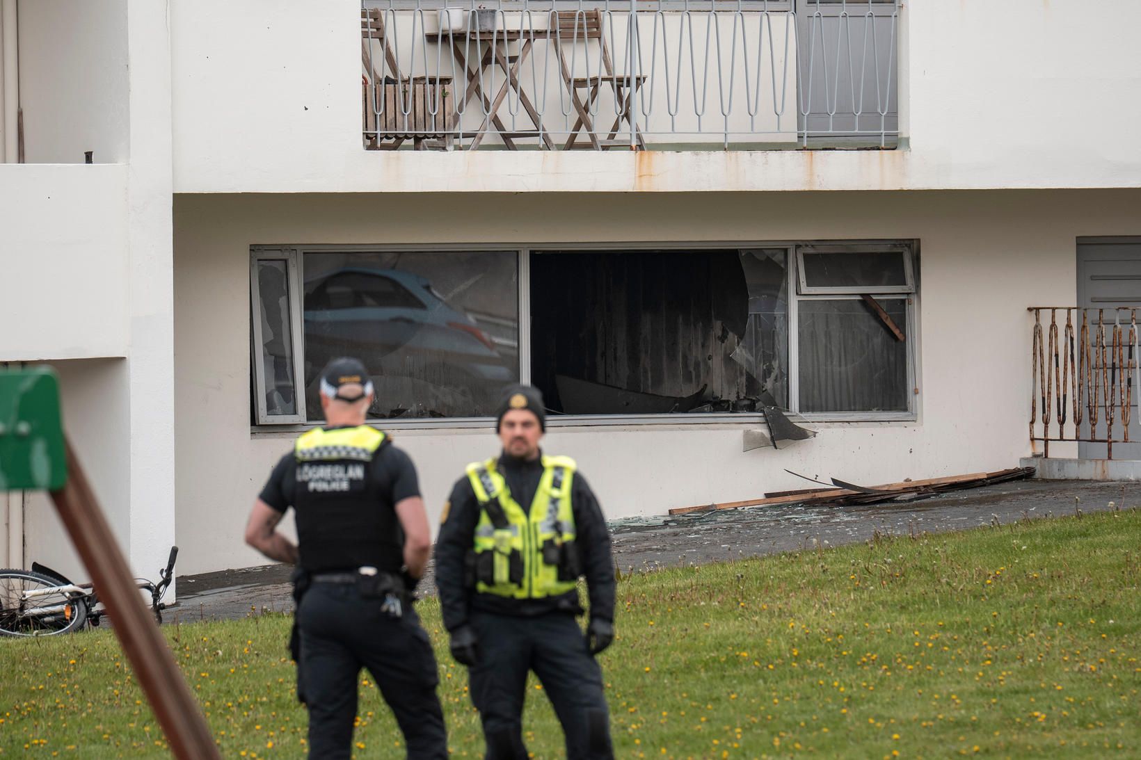 Einn lést í eldsvoðanum en annar er alvarlega slasaður.