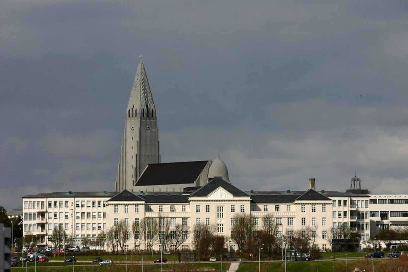 Átta ljósmæður hafa dregið uppsagnir sínar til baka á Landspítalanum.