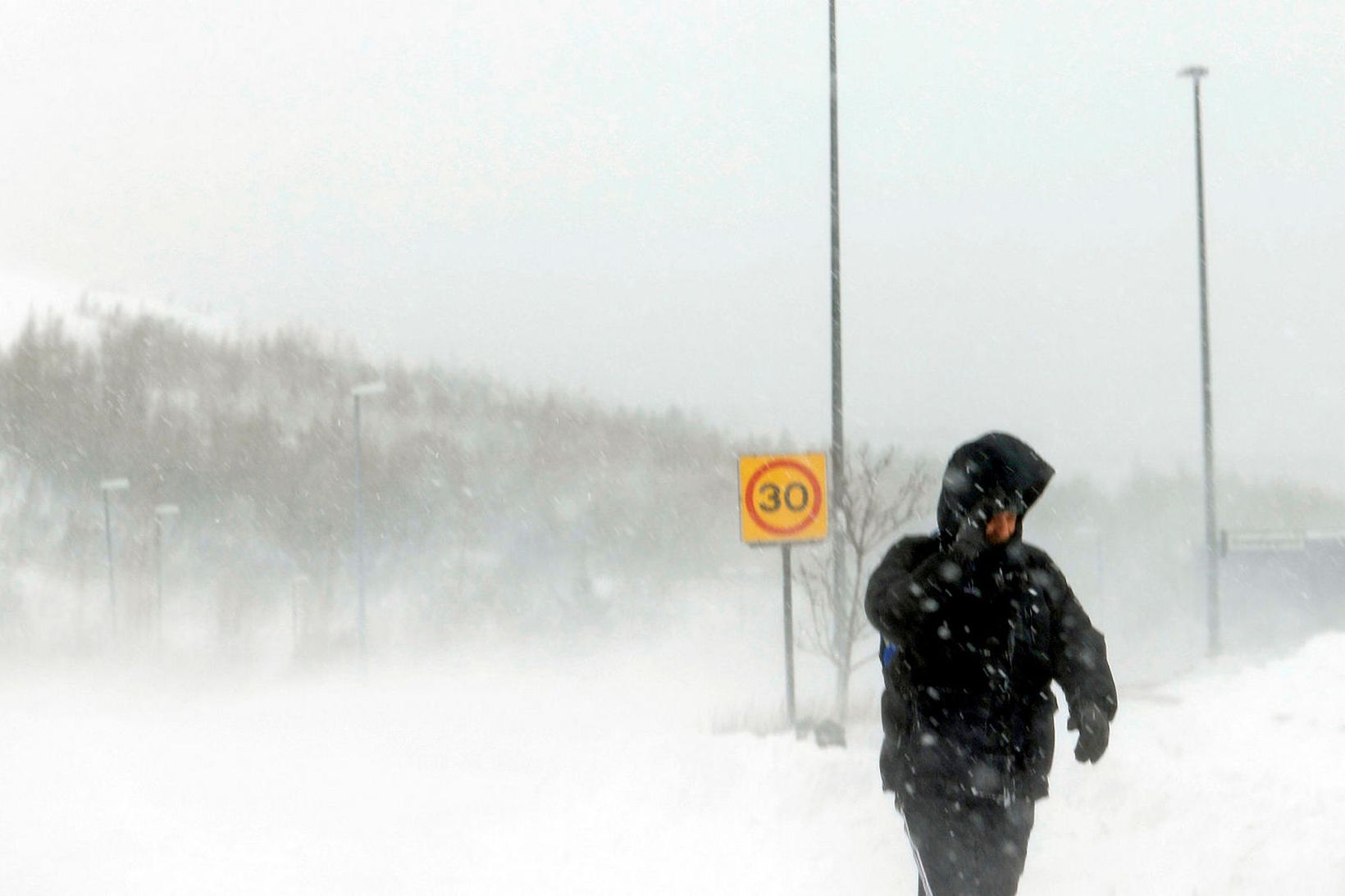 Áfram er spáð talsverðri snjókomu í dag, aðfangadag, og jóladag.