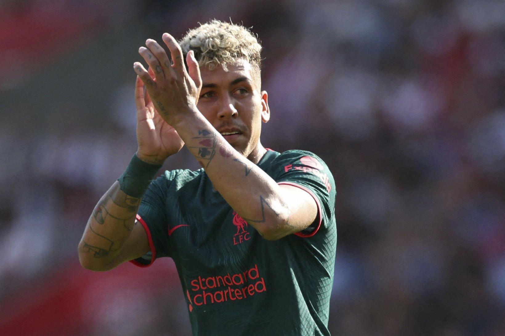 Roberto Firmino klappar hér fyrir stuðningsmönnum Liverpool þegar hann gekk …