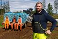 Pása Páll Orri hér með sínu fólki í garðinum. Útivinna er ekki amaleg á góðum dögum þegar sólin skín um alla jörð.
