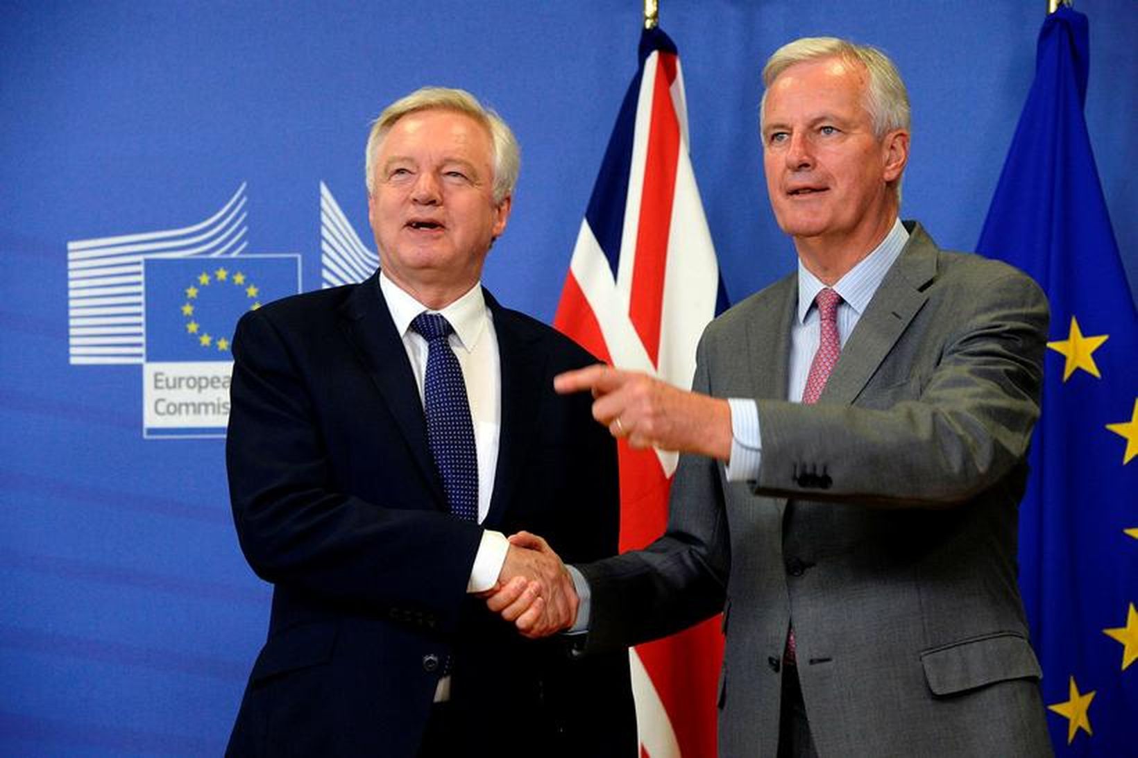 David Davis og Michel Barnier takast í hendur fyrir fundinn …