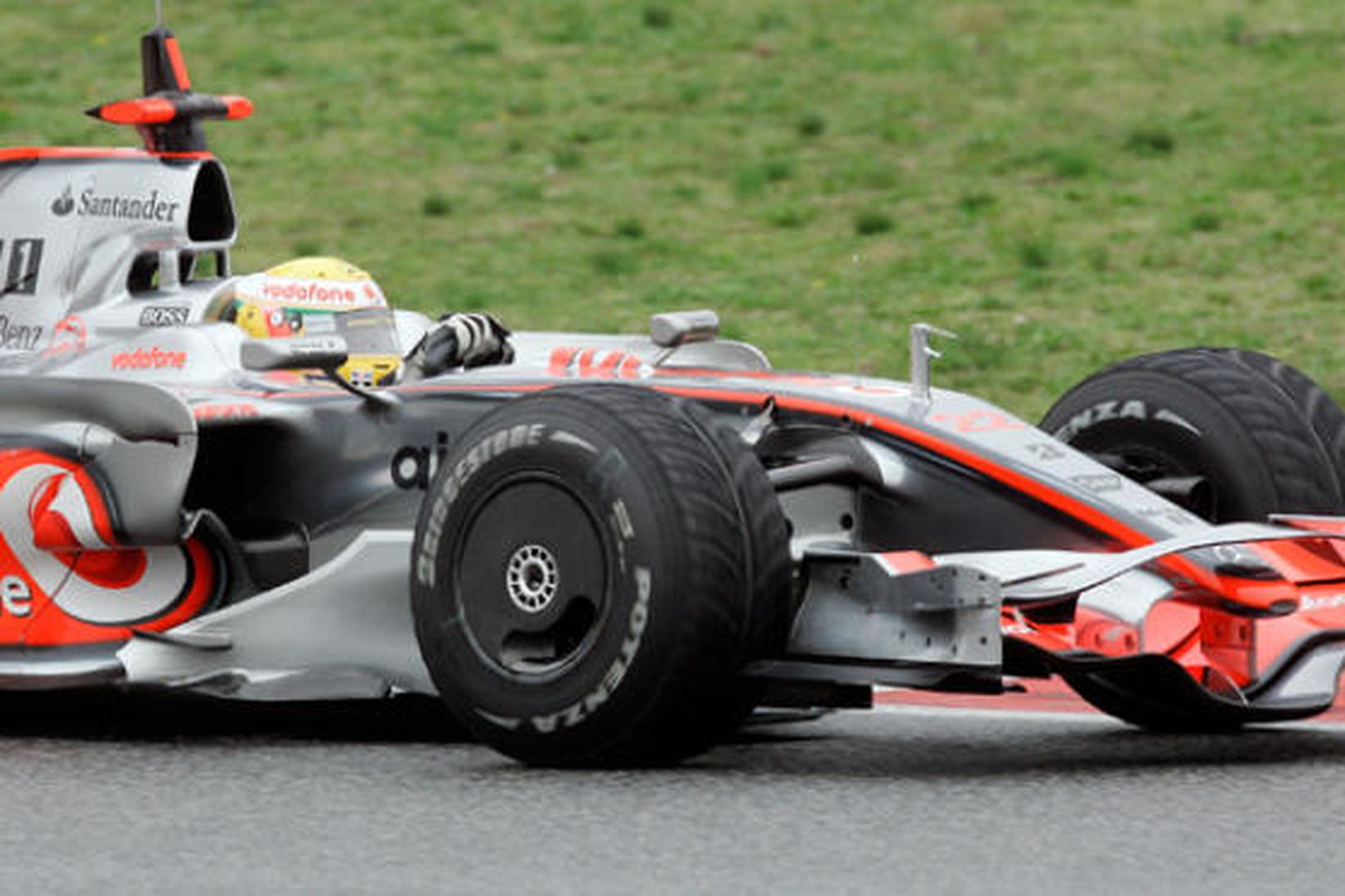 Hamilton á McLarenbílnum í Barcelona í dag.