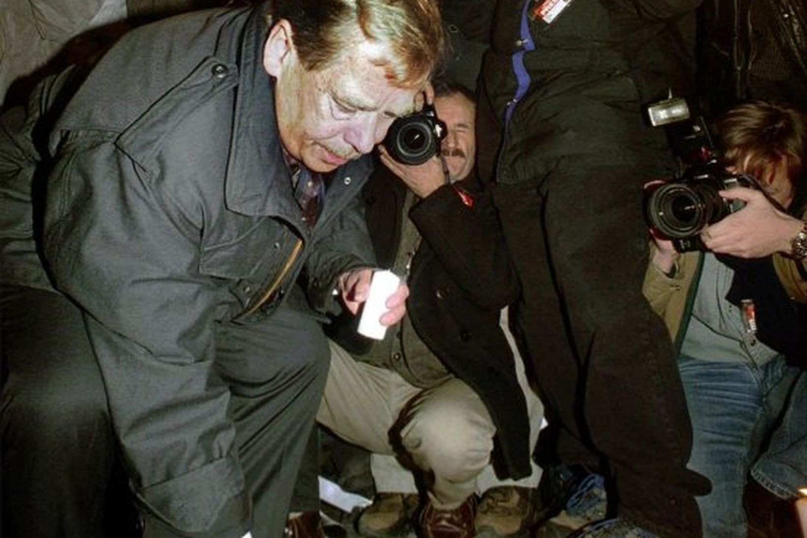 Vaclav Havel, þáverandi forseti Tékklands, leggur blómsveig árið 1999 á …