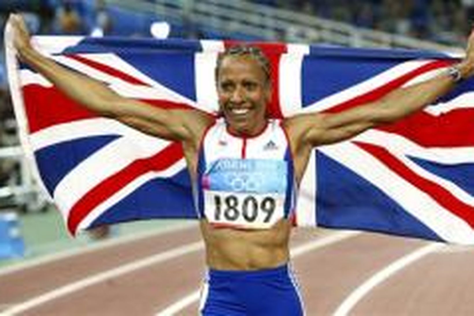 Kelly Holmes fagnar sigri í 1500 metra hlaupi.