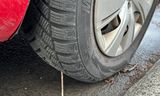 Nagla hefur hér verið komið fyrir við dekk einnar bifreiðar.