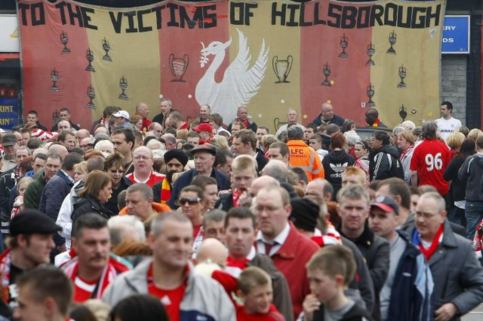 Minningarathöfn stendur nú yfir í Liverpool.