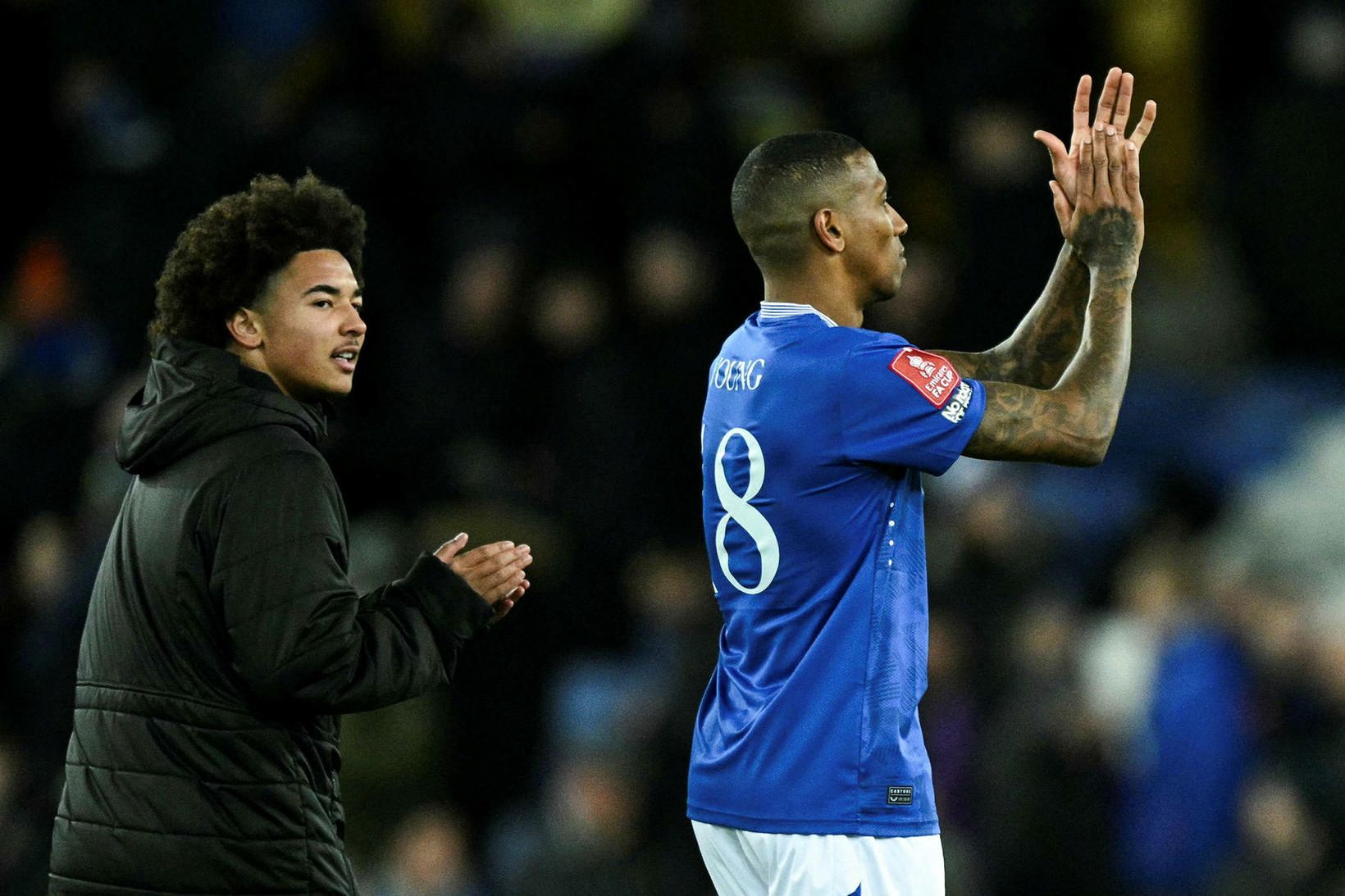 Feðgarnir Tyler og Ashley Young eftir leikinn á Goodison Park …