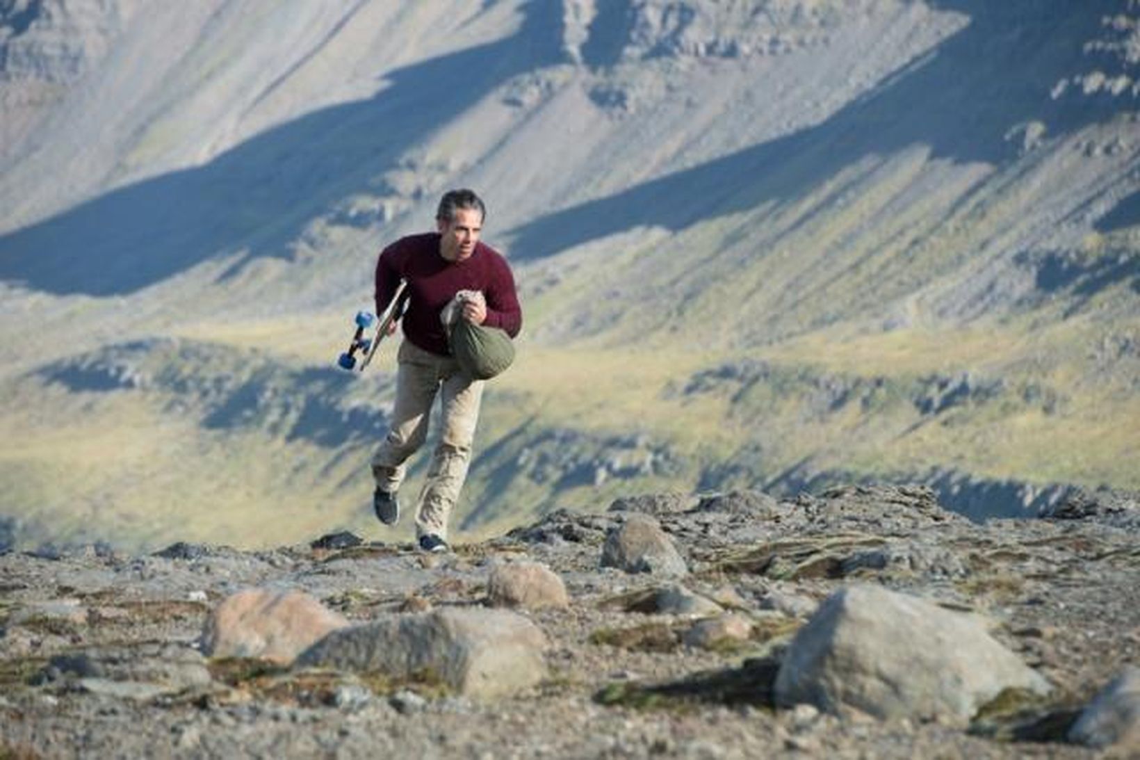 Íslensk fjöll í baksýn og Ben Stiller á hlaupum með …