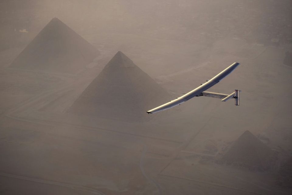Flugvélin Solar Impulse 2, sem fór fyrir sólarorkunni einni saman umhverfis heiminn, sést hér á …