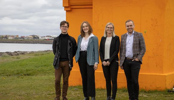 Ungt fólk í bland við reynslubolta