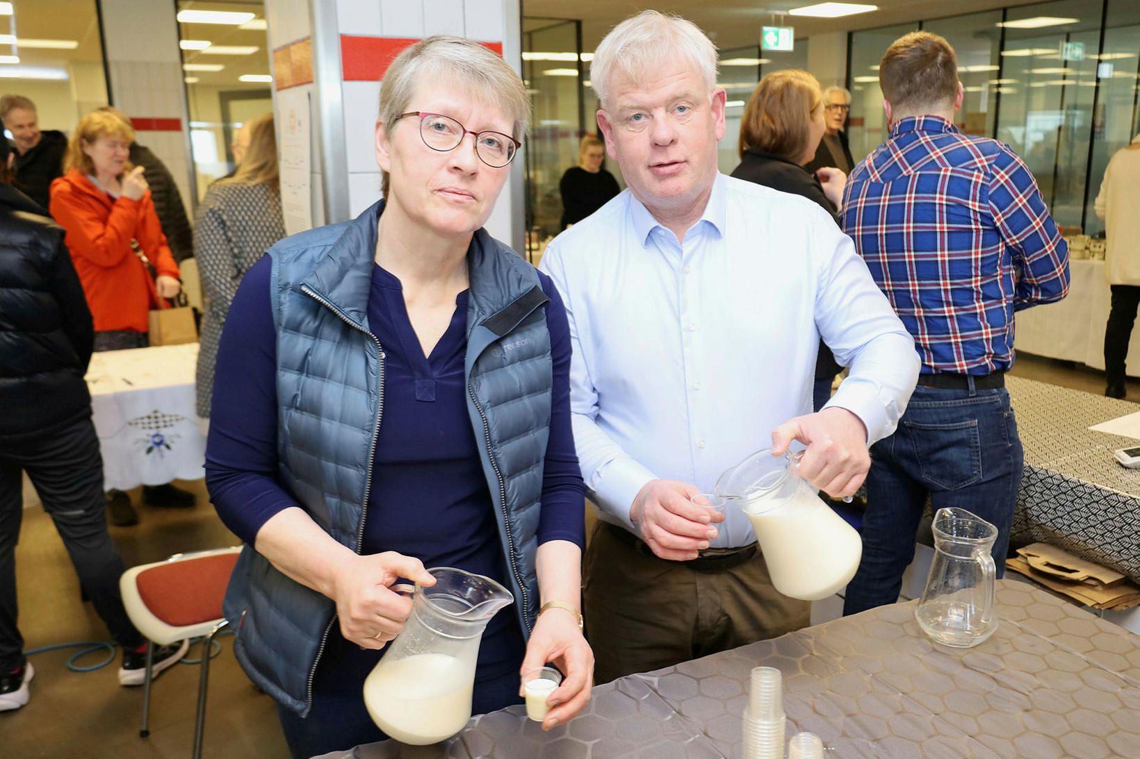 Haraldur Benediktsson og Lilja Guðrún Eyþórsdóttir með mjólkina.