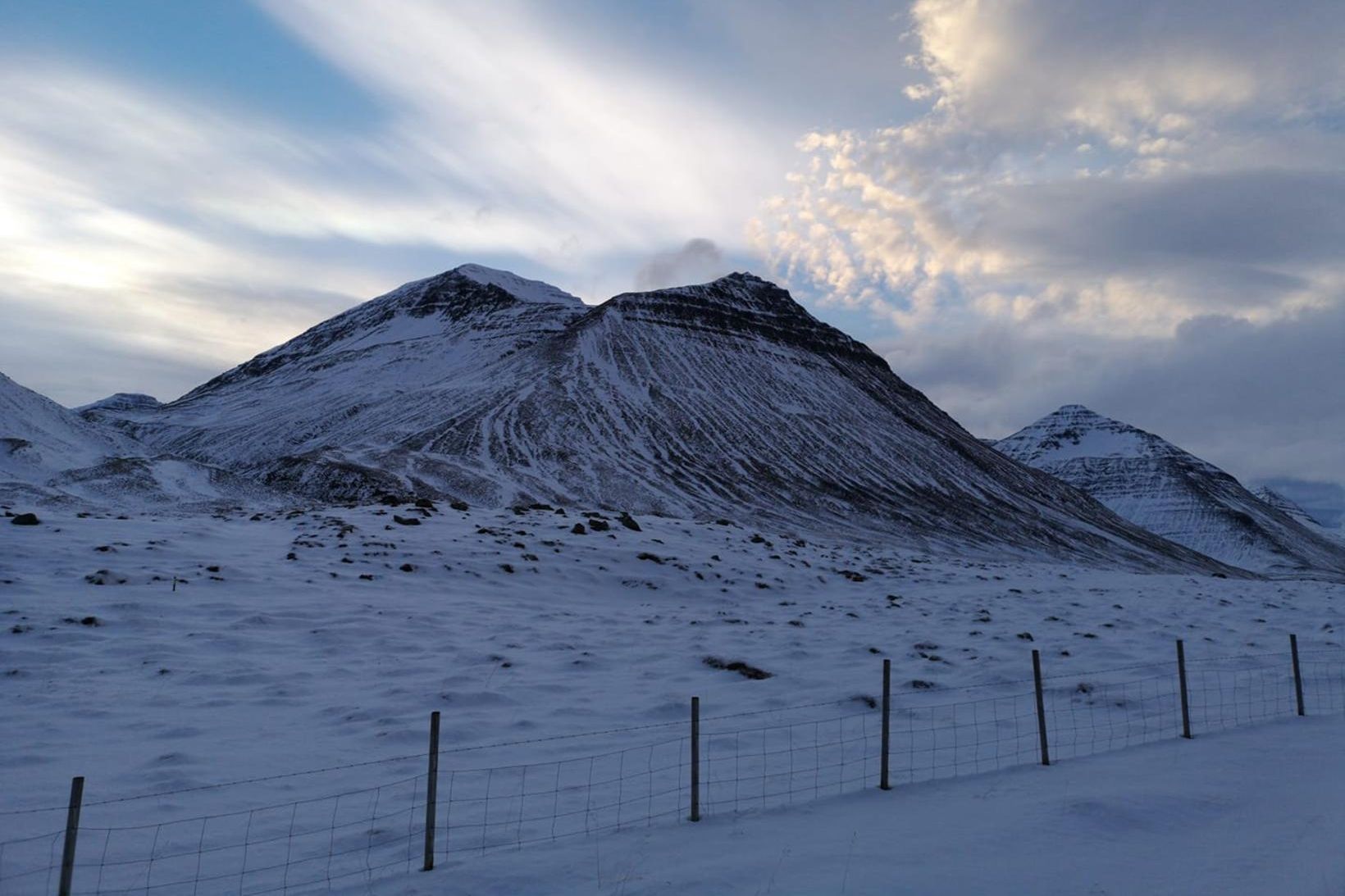 Snjóflóðið féll úr Skeiðsfjalli.