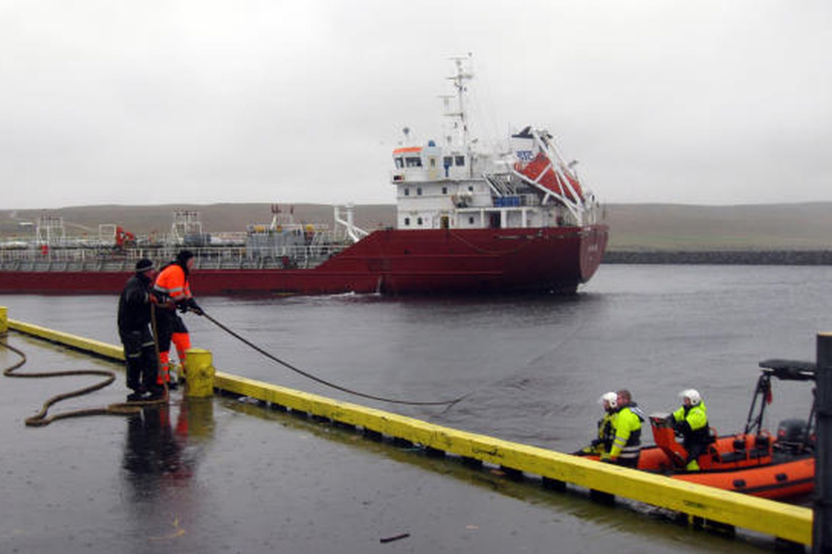 Flutningaskipið í höfninni á Þórshöfn í morgun.