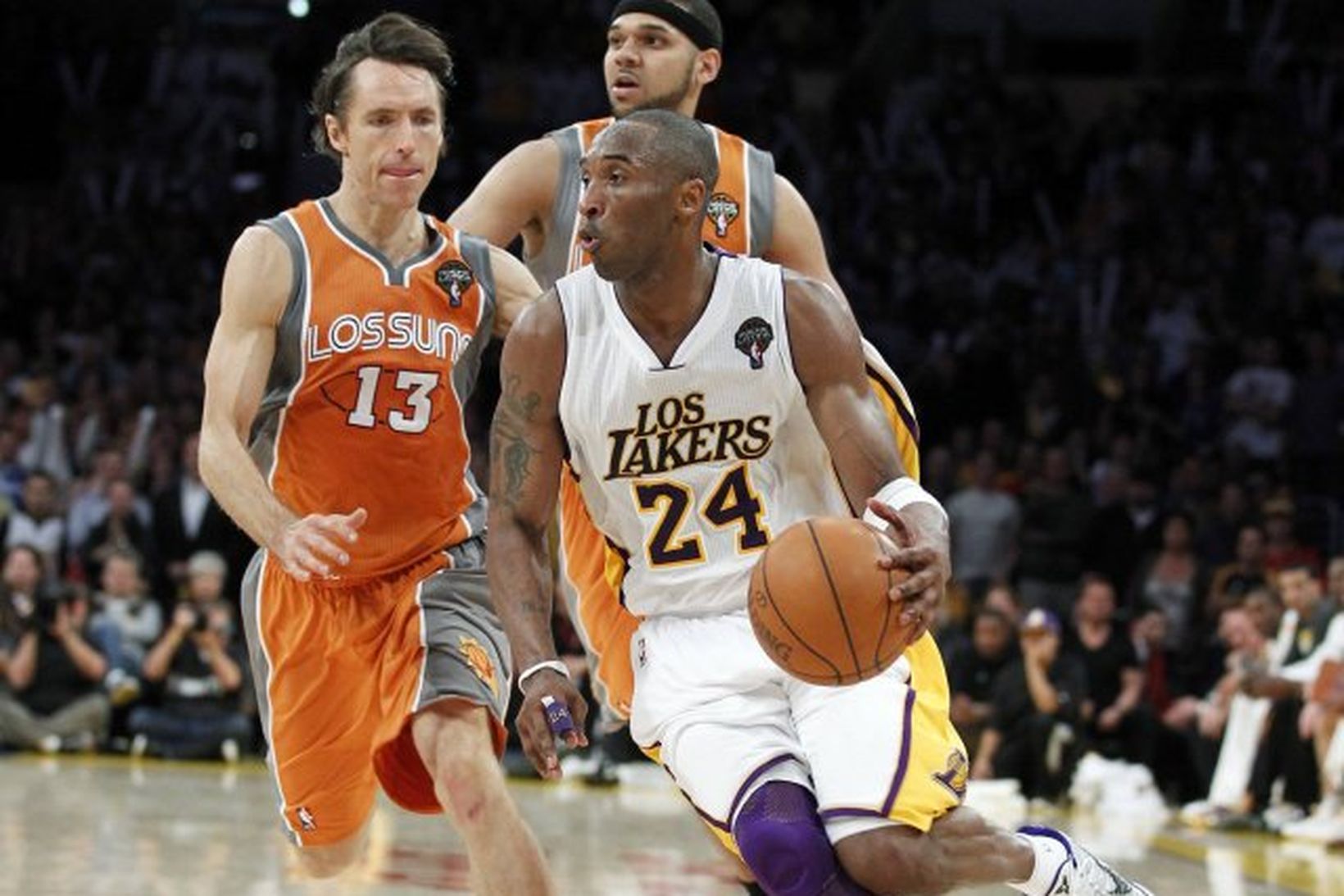 Kobe Bryant sækir framhjá Steve Nash, leikmanni, Phoenix, í maraþonviðureign …