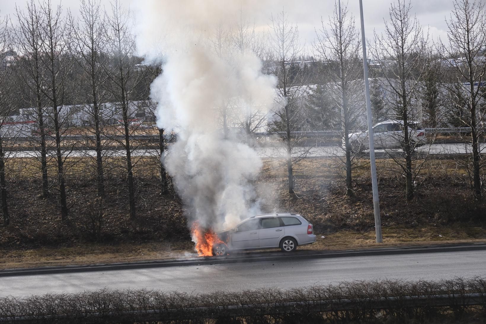 Mikinn reyk leggur frá bifreiðinni.