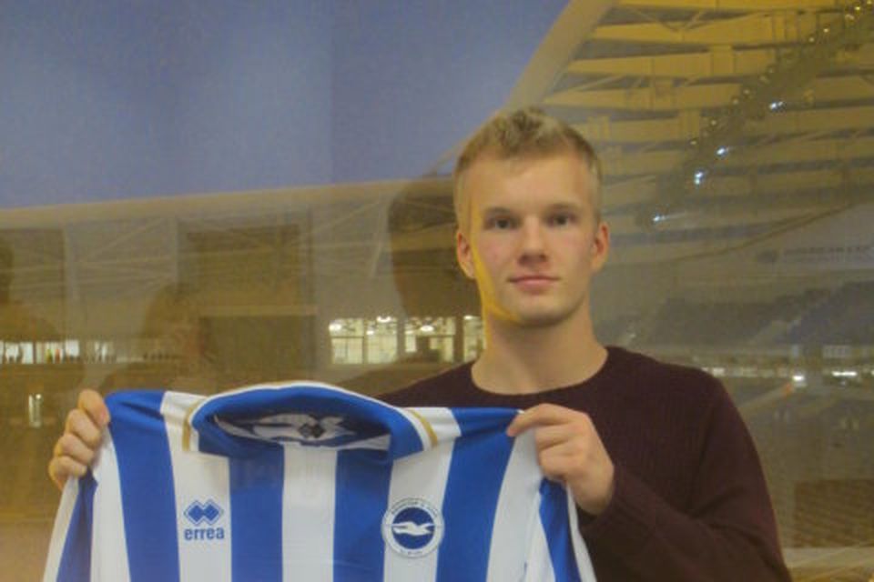 Emil Ásmundsson með búning Brighton við undirskriftina í gær.