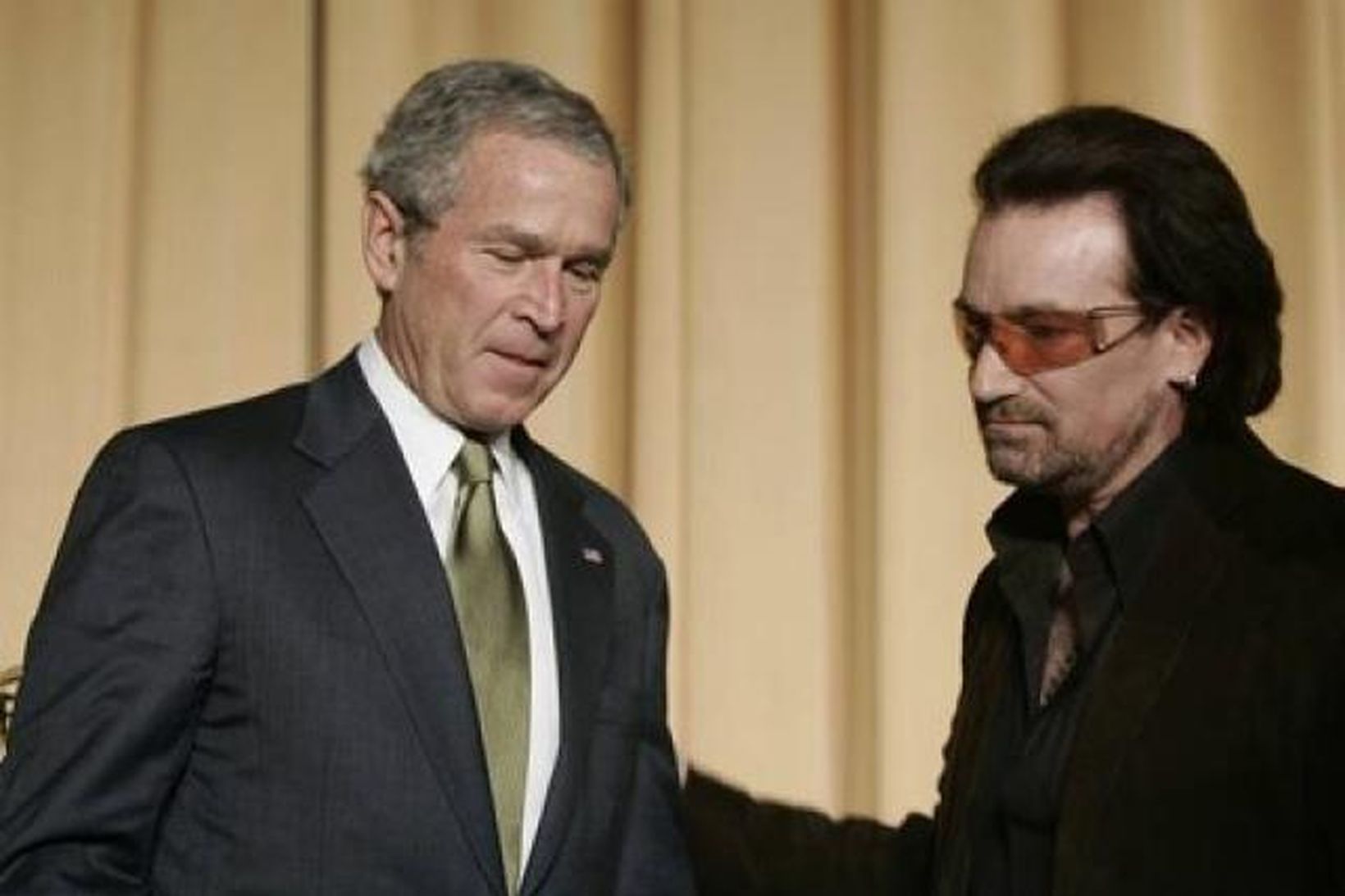 Bush ásamt Bono árið 2006.