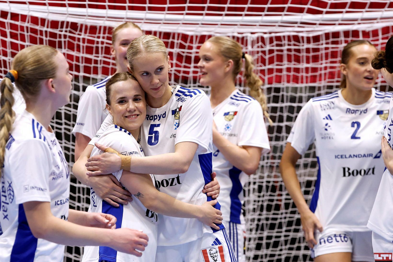 Sandra Erlingsdóttir og Rut Arnfjörð Jónsdóttir faðmast eftir sigur Íslands …