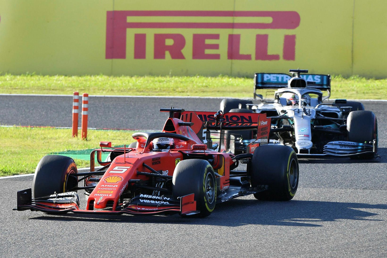 Sebastian Vettel (t.v.) og Lewis Hamilton glíma í kappakstrinum í …