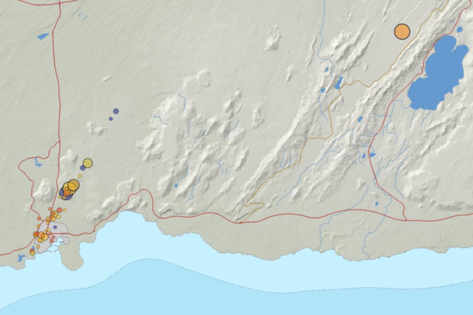 Skjálftinn við Kleifarvatn sést hér hægra megin á kortinu, ásamt …