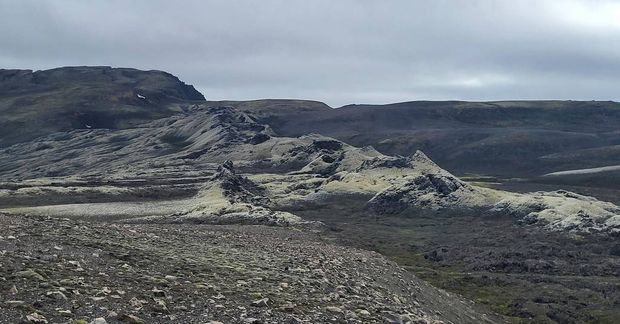 Það er í senn mikilfenglegt og yfirþyrmandi að standa við Lakagígaröðina norðan Laka og hugsa …