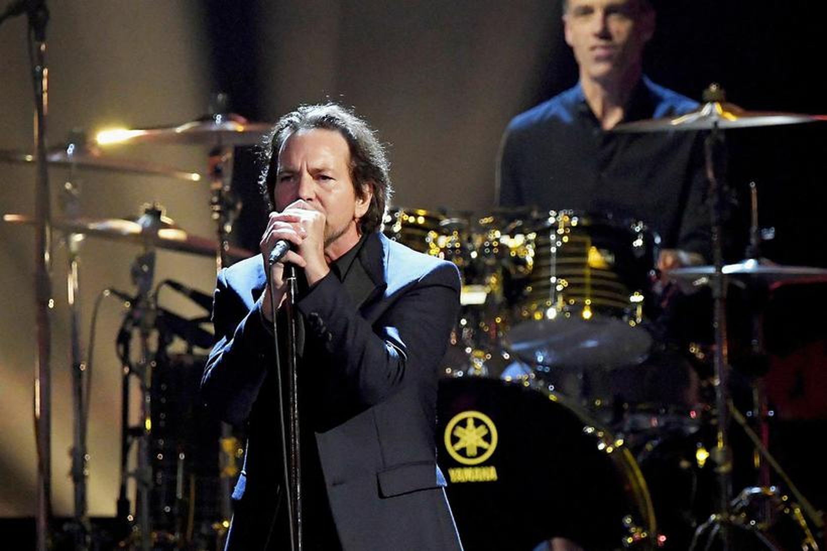 Pearl Jam hefur þurft að aflýsa tónleikum vegna veirunnar skæðu.